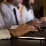 Dia do Trabalho: 10 h&aacute;bitos digitais que podem custar seu emprego