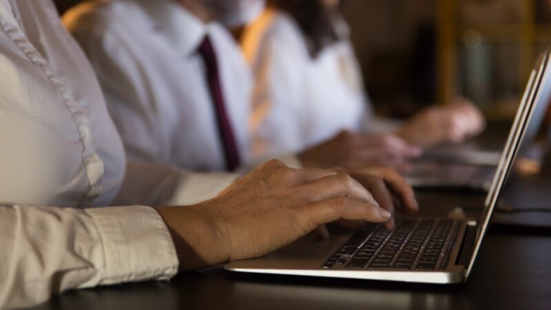 Dia do Trabalho: 10 h&aacute;bitos digitais que podem custar seu emprego