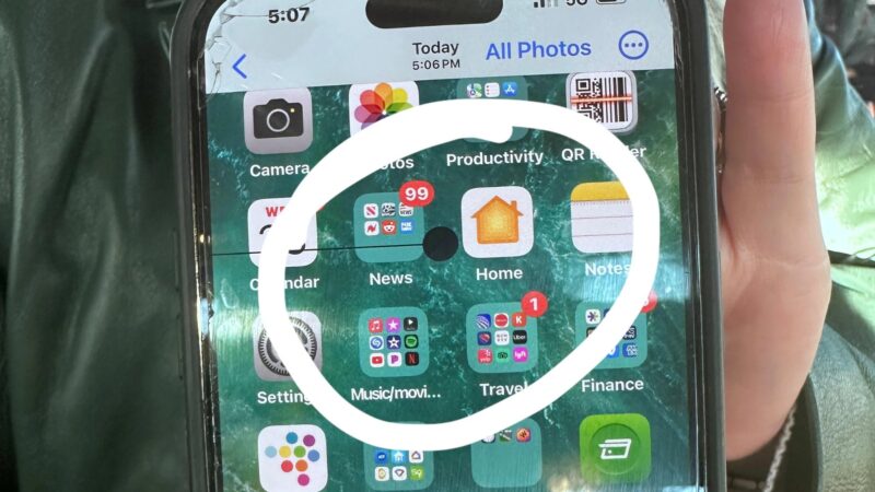 Bolinha preta na tela do celular? Veja o que pode ser e como resolver