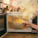 Como tirar cheiro de pipoca do micro-ondas? Truque simples retira o od