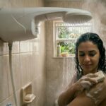 Banho com chuveiro quente faz mal para sa&uacute;de? Especialistas explicam