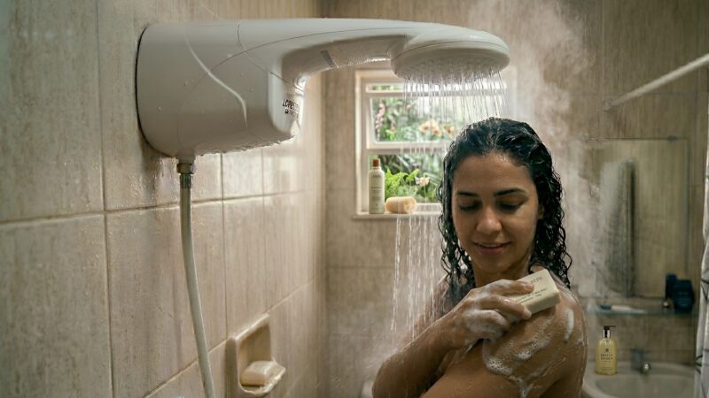Banho com chuveiro quente faz mal para sa&uacute;de? Especialistas explicam