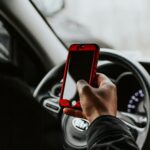 Pode mexer no celular parado no tr&acirc;nsito? Entenda o que diz a lei