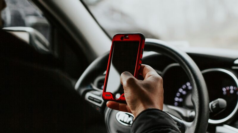 Pode mexer no celular parado no tr&acirc;nsito? Entenda o que diz a lei