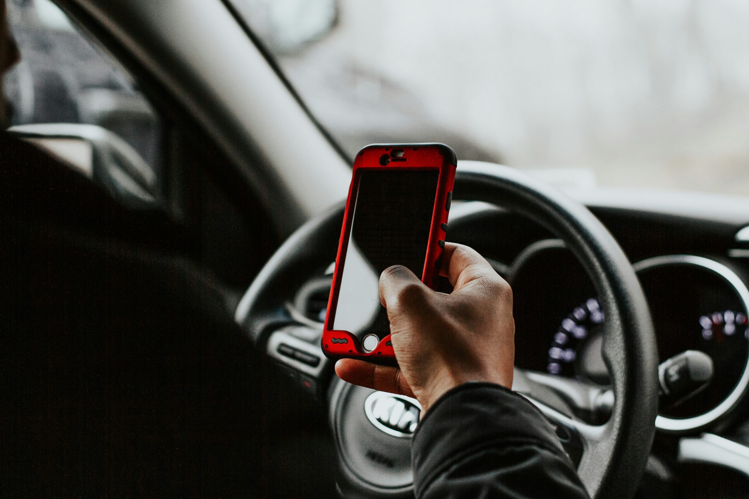 Pode mexer no celular parado no tr&acirc;nsito? Entenda o que diz a lei