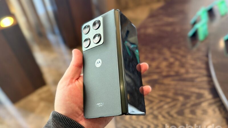 Razr Fold vs Galaxy Z Fold 7: Qual dobr&aacute;vel escolher?