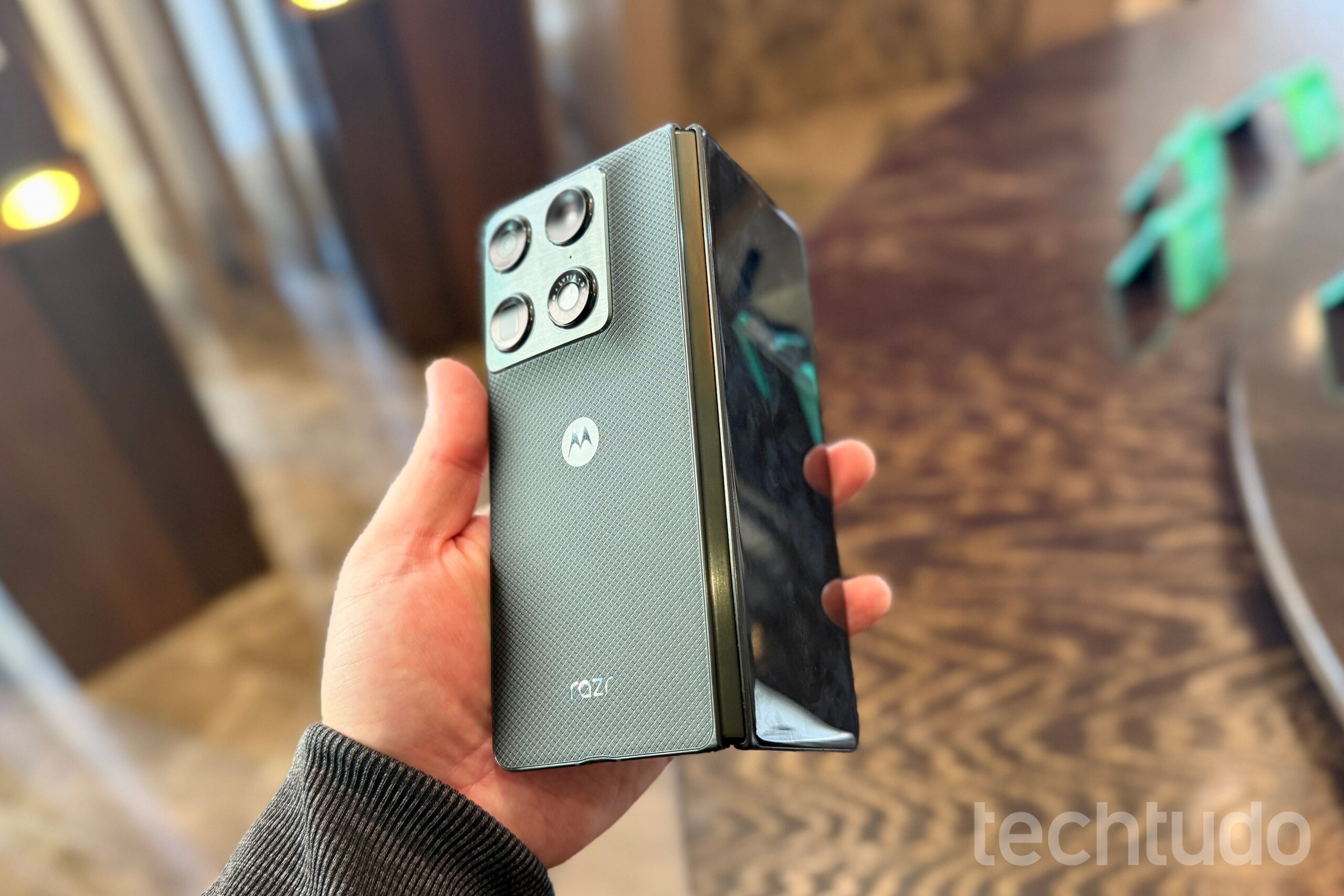 Razr Fold vs Galaxy Z Fold 7: Qual dobr&aacute;vel escolher?