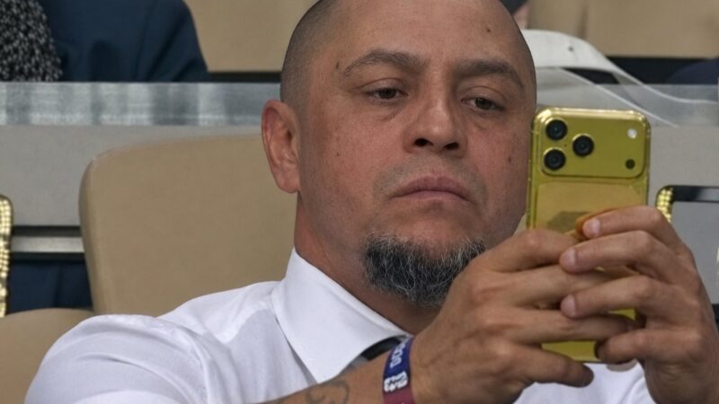 iPhone de ouro de Roberto Carlos viraliza em jogo do Brasil