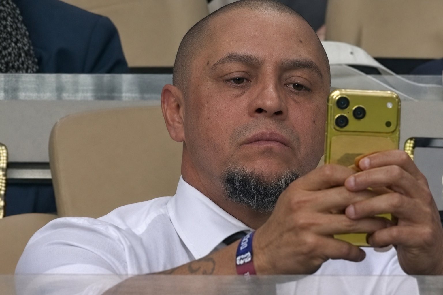 iPhone de ouro de Roberto Carlos viraliza em jogo do Brasil
