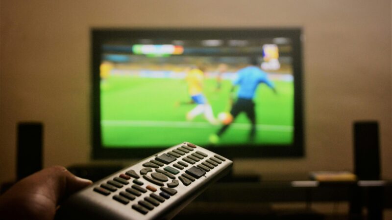 Clima de est&aacute;dio em casa? Saiba turbinar som da TV para a Copa do Mundo