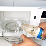 Esse truque vai deixar seu micro-ondas limpo em 2 minutos