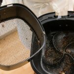 O que acontece se voc&ecirc; usar a air fryer suja? Especialistas explicam riscos