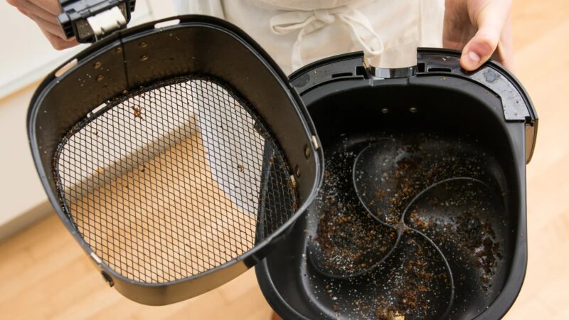 O que acontece se voc&ecirc; usar a air fryer suja? Especialistas explicam riscos