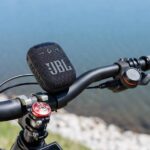 A portabilidade da JBL Wind 3 é um dos destaques da caixinha de som — Foto: Divulgação/JBL