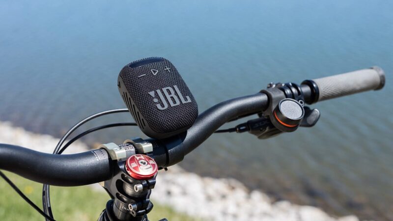 Caixinha de som JBL: 6 op&ccedil;&otilde;es pequenas e vers&aacute;teis para comprar