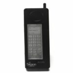 Qual foi o primeiro smartphone do mundo e quanto ele custaria em 2026?