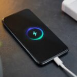 Usar carregadores r&aacute;pidos prejudica a bateria do celular? Entenda