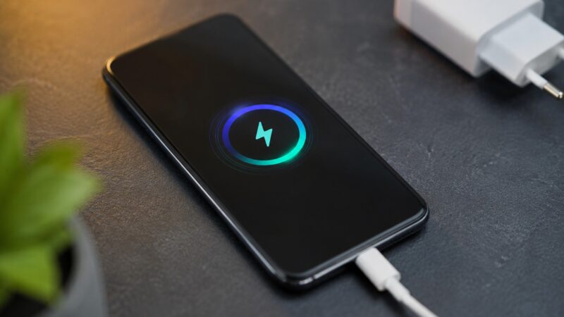 Usar carregadores r&aacute;pidos prejudica a bateria do celular? Entenda