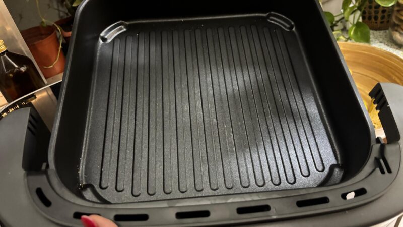 A cesta da sua air fryer pode te deixar doente? Especialista explica