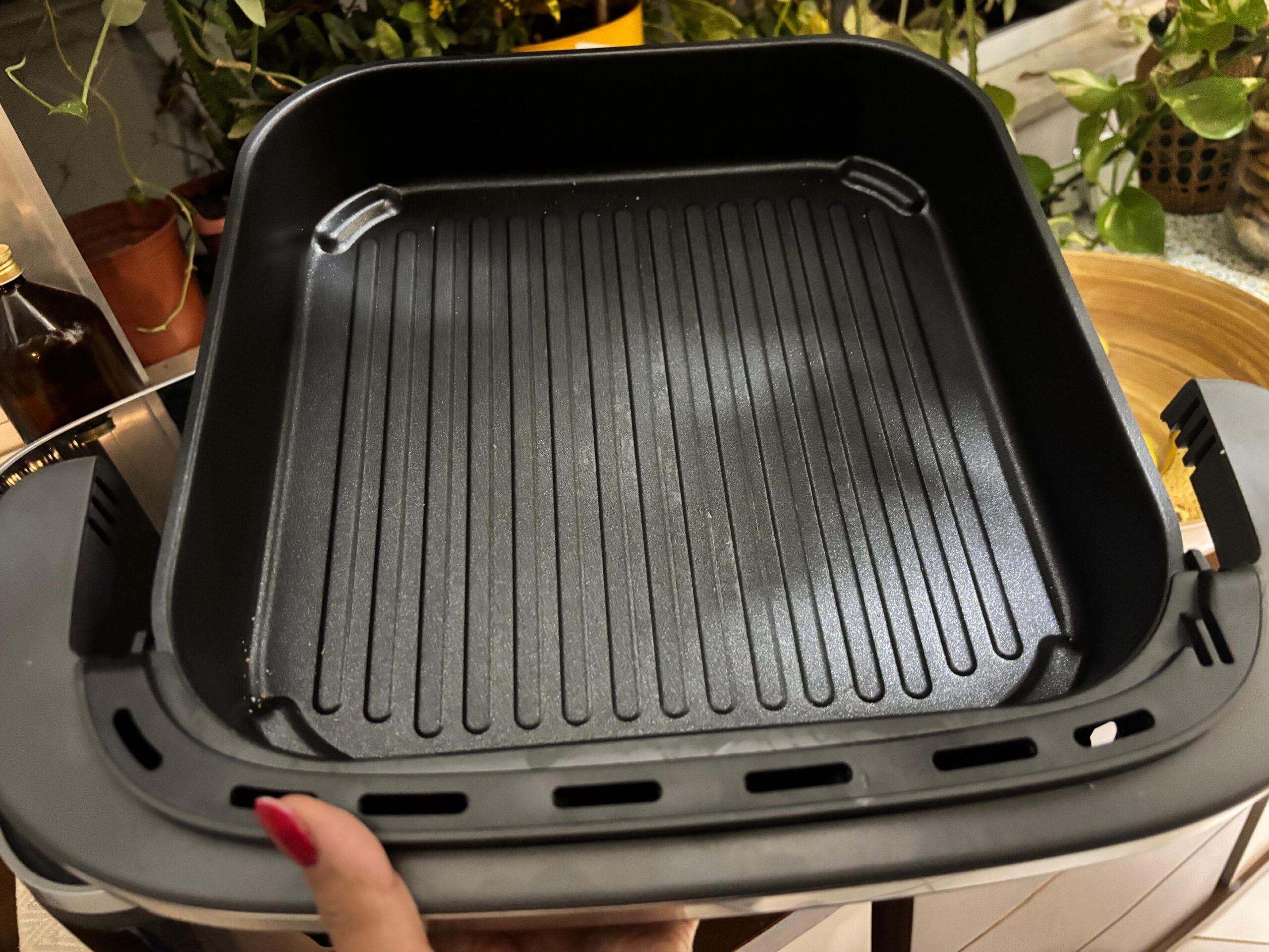 A cesta da sua air fryer pode te deixar doente? Especialista explica