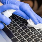 Como limpar teclado: saiba fazer no notebook e PC para deixar brilhando