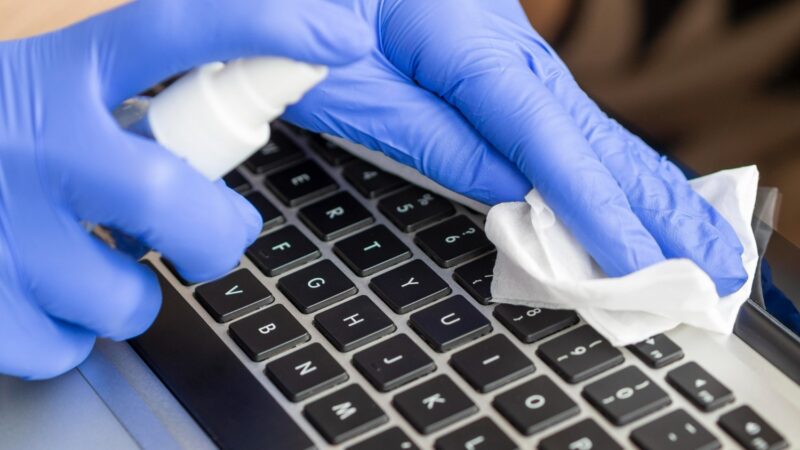Como limpar teclado: saiba fazer no notebook e PC para deixar brilhando