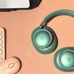 JBL Live 780NC aposta no formato over-ear para uso prolongado e traz cancelamento de ruído adaptativo, além de bateria que pode chegar a 80 horas — Foto: Vanessa Coelho Barbosa/TechTudo