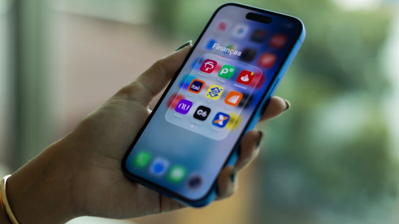 Brasileiros usam apps de banco, mas ainda controlam gastos no papel