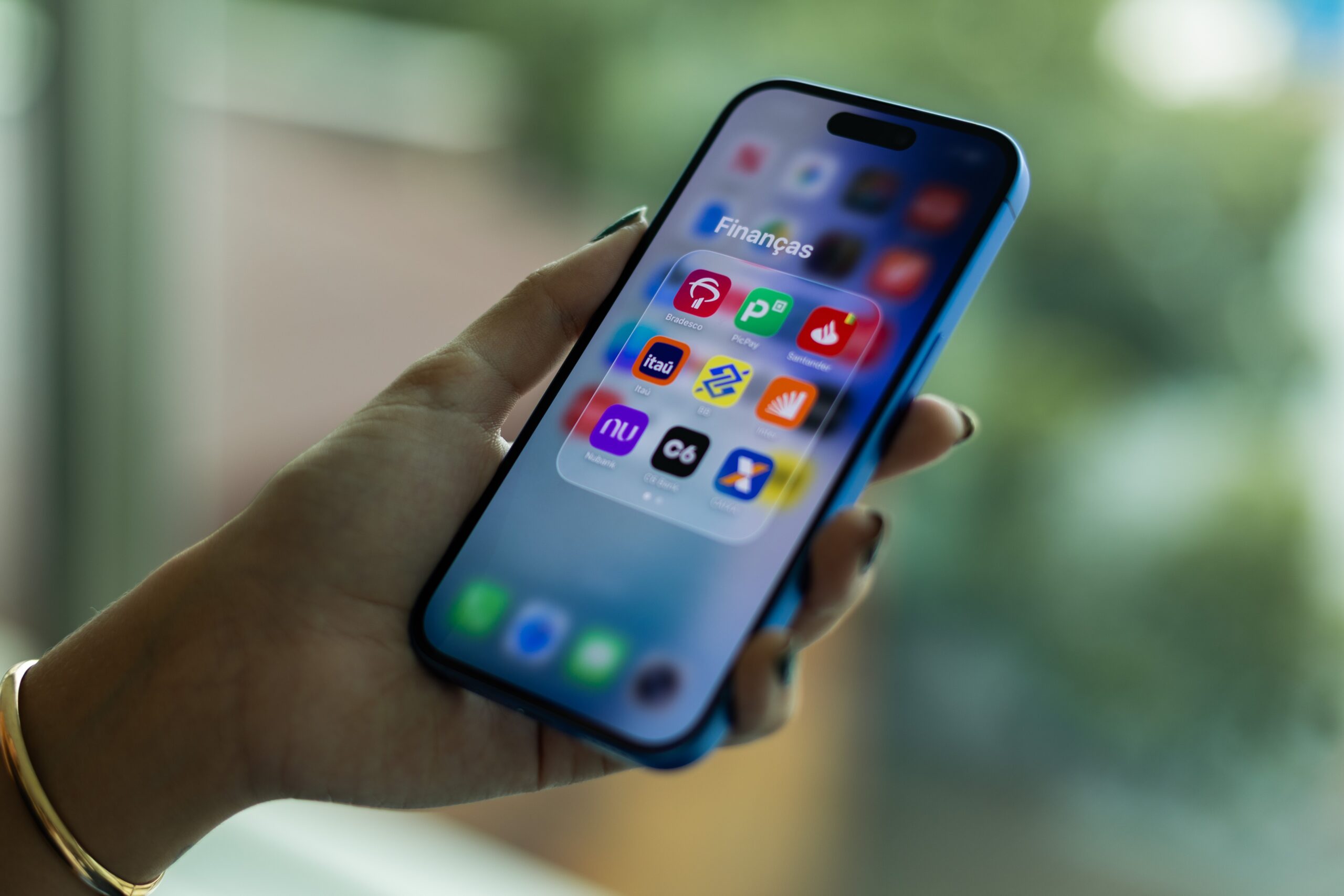 Brasileiros usam apps de banco, mas ainda controlam gastos no papel