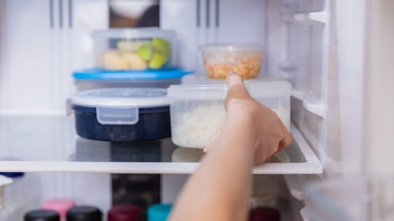 &Eacute; melhor guardar comida quente ou fria na geladeira? Especialistas explicam