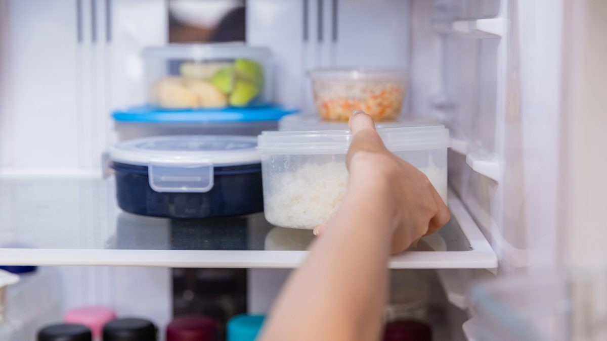 &Eacute; melhor guardar comida quente ou fria na geladeira? Especialistas explicam
