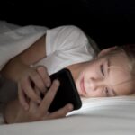 5 sinais de que voc&ecirc; est&aacute; viciado no celular, segundo especialistas