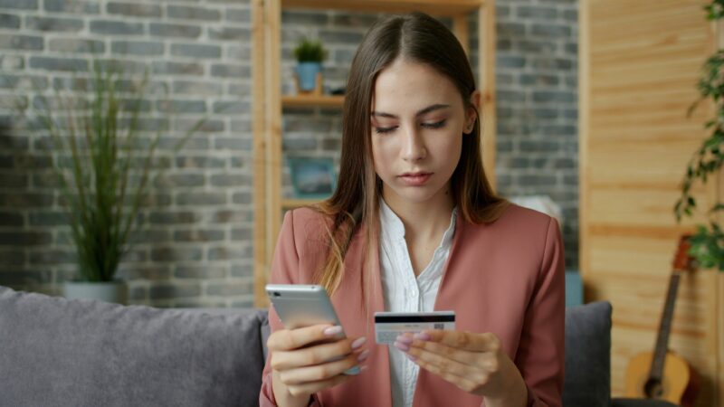 Passar mais de 3h nas redes sociais pode fazer voc&ecirc; gastar mais, diz estudo