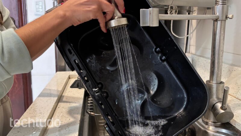 Como limpar air fryer: especialista ensina passo a passo simples e cui