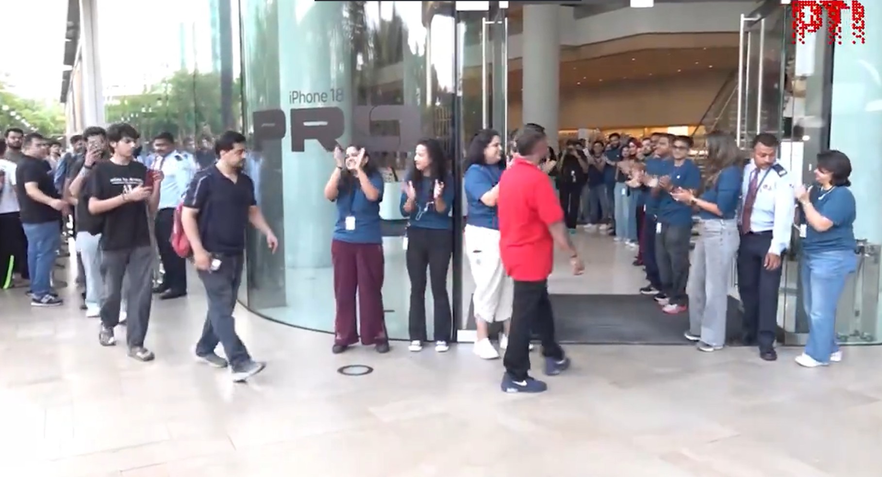 iPhone 18 Pro: abertura das vendas gera filas e at&eacute; brigas pelo mundo