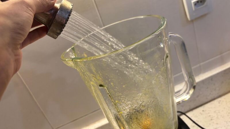 Este truque limpa o liquidificador em menos de um minuto; veja como fazer