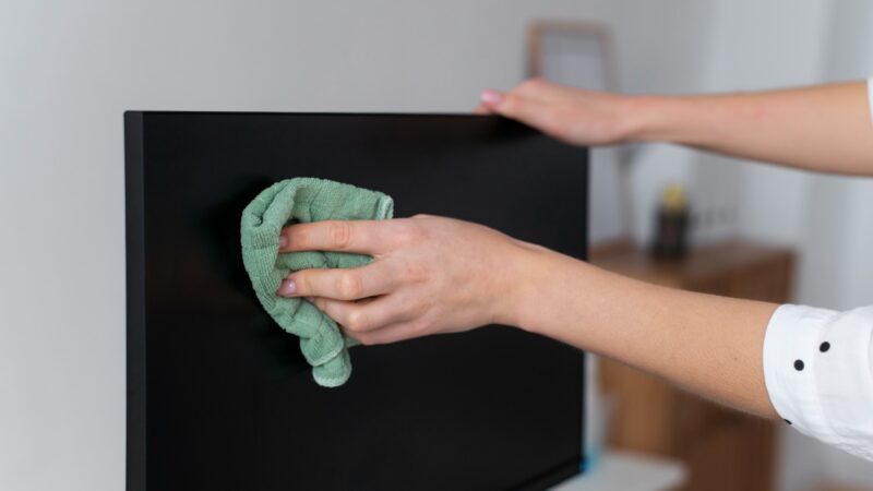 Como limpar a tela da TV? 7 dicas para remover marcas sem danificar o painel