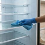 Como limpar a geladeira por dentro sem deixar cheiro