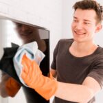 Como limpar a tela da TV sem deixar manchas: 6 dicas