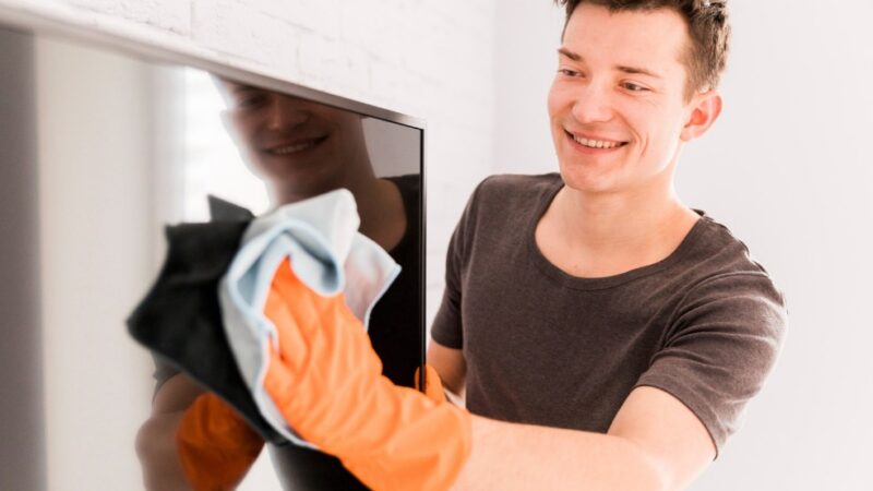 Como limpar a tela da TV sem deixar manchas: 6 dicas